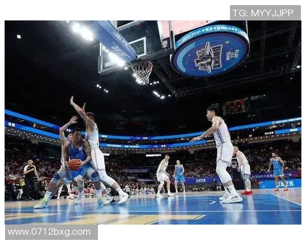 国王队与76人队激战正酣比分胶着双方争夺胜利的精彩瞬间回顾 国王队与76人队激战正酣比分胶着双方争夺胜利的精彩瞬间回顾